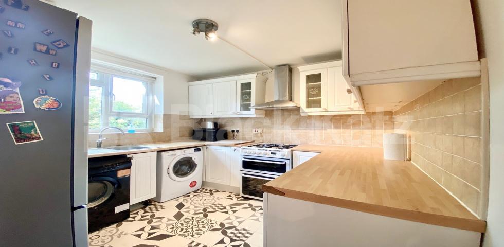			3 BEDROOM APARTMENT WITH PATIO!, 3 Bedroom, 1 bath, 1 reception Apartment			 King Henrys Walk, DALSTON N1
